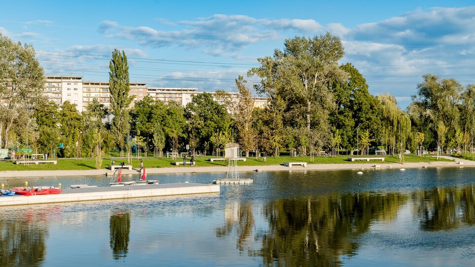 Die Augartenbucht in Graz - ein ruhiger Park an der Mur mit Bänken und Booten. | © Graz Tourismus