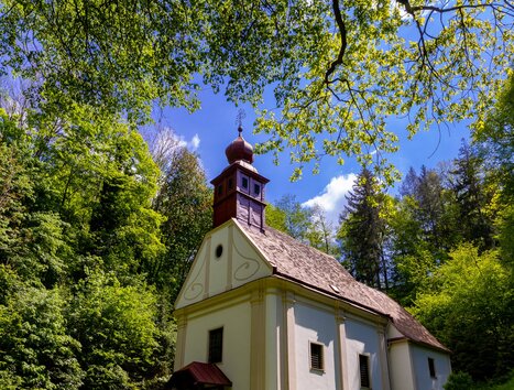 Ulrichtsbrunn pilgrimage church surrounded by green forest and a bright sky. | © Graz Tourismus