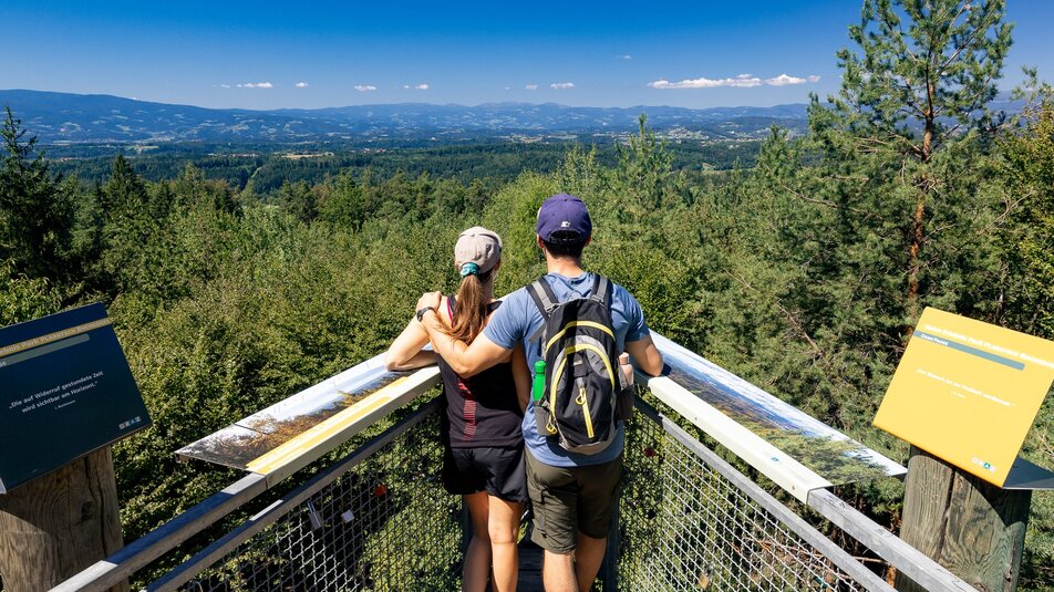 Couple enjoying the view over the landscape from the viewing platform on the Buchkogel. | © Graz Tourismus