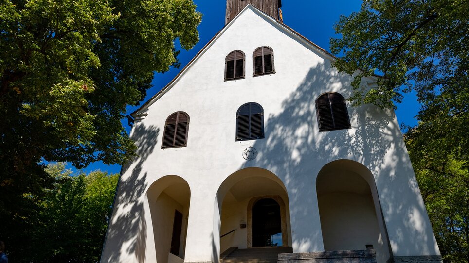 The church of St John and Paul surrounded by trees. | © Graz Tourismus
