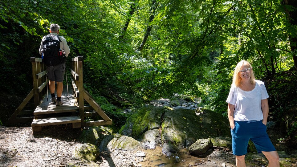 Two hikers in Rettenbach Gorge near Mariatrost, surrounded by nature. | © Graz Tourismus