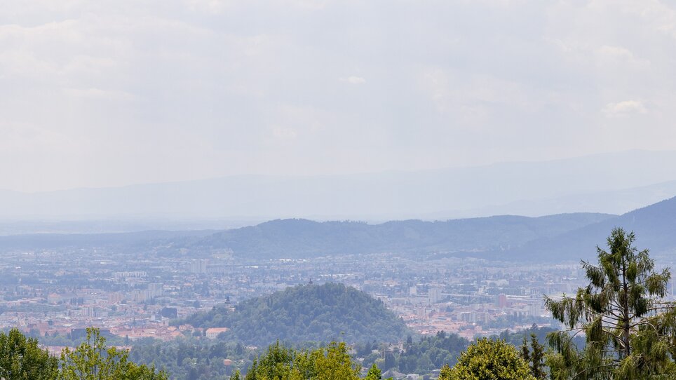View over Graz with mountains and clouds in the sky. | © Graz Tourismus