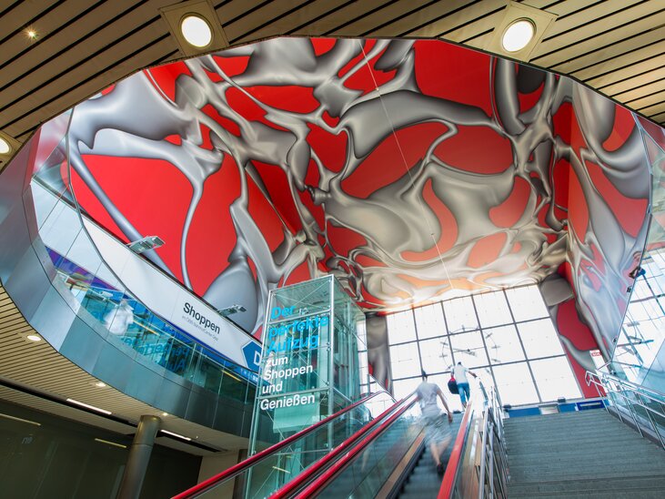 Scala moderna con design artistico del soffitto alla Stazione Centrale di Graz. | © Graz Tourismus - Harry Schiffer