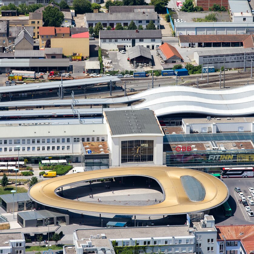 Moderne Architektur des Graz Bahnhofs mit goldener Dachterrasse. | © Graz Tourismus - Harry Schiffer