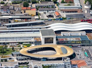 Architettura moderna della stazione centrale di Graz con terrazza dorata. | © Graz Tourismus - Harry Schiffer