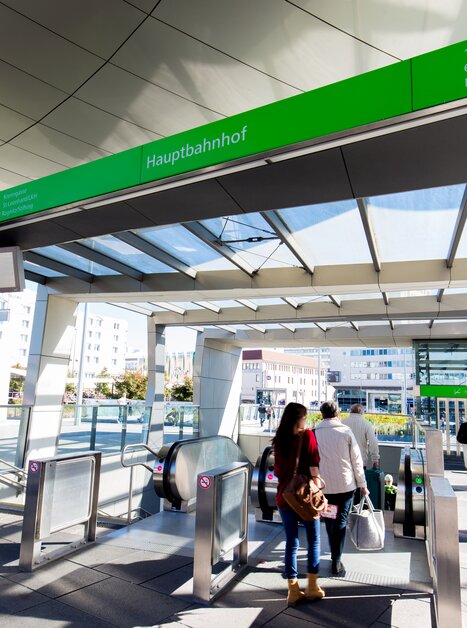 Modernes Bahnhofseingangsgebäude in Graz mit Fahrkartenautomaten und Passagieren. | © Graz Tourismus - Harry Schiffer