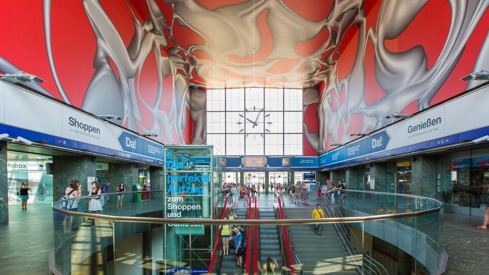 Innenansicht des Graz Hauptbahnhofs mit vielen Menschen. | © Graz Tourismus - Harry Schiffer