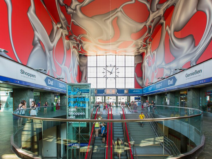 Vista interna della Stazione Centrale di Graz con molte persone. | © Graz Tourismus - Harry Schiffer