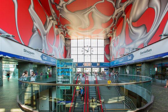 Interior view of Graz Central Train Station with many people. | © Graz Tourismus - Harry Schiffer