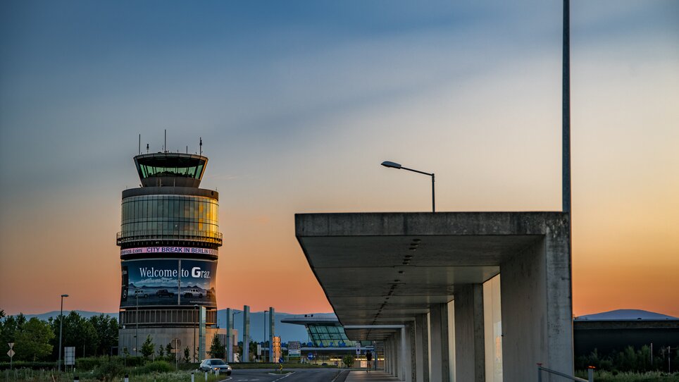 Blick auf den Flughafen Graz mit einer Willkommensnachricht. | © Graz Tourismus - Mias Photoart