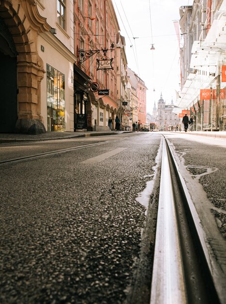 View of Sackstraße in Graz with tram tracks and shops. | © Graz Tourismus