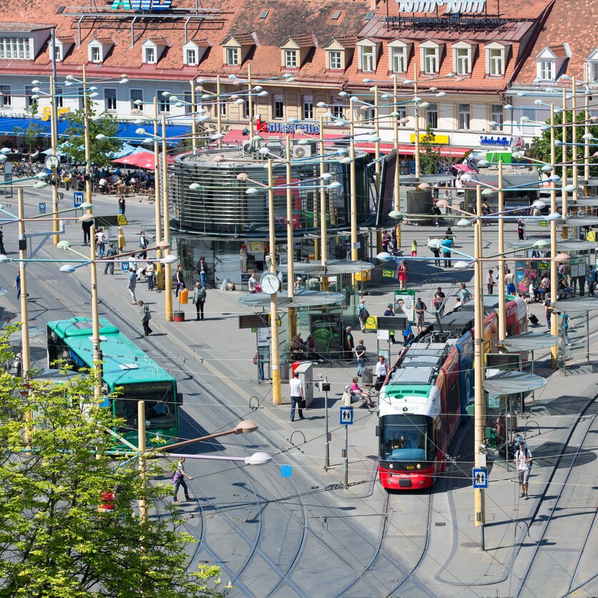 Jakominiplatz | © Graz Tourismus - Harry Schiffer Jakominiplatz in Graz mit Straßenbahnen, umgeben von Cafés und Geschäften. | © Graz Tourismus - Harry Schiffer