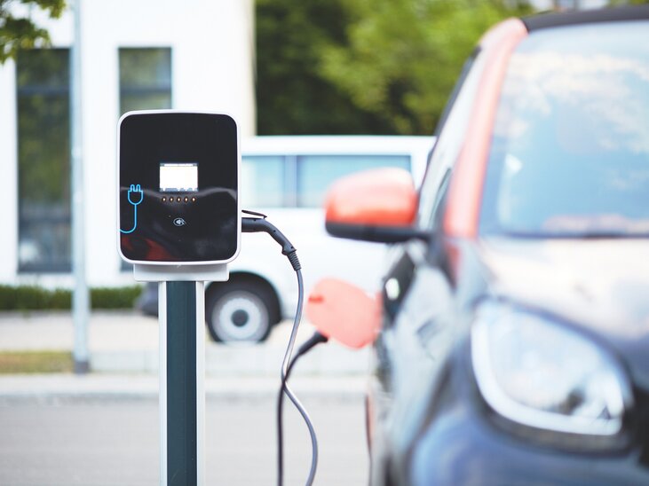 An electric car is charging at a modern charging station. | © Pixabay