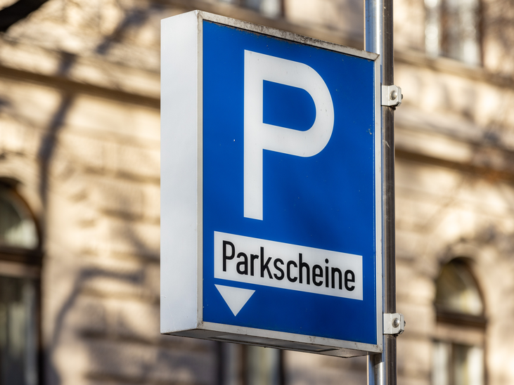 Ein blaues Schild mit dem Buchstaben P und dem Wort Parkschein. | © Graz Tourismus - Harry Schiffer
