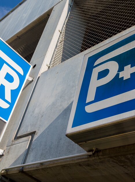 Segnale Park & Ride con P+R in una struttura di parcheggio. | © Graz Tourismus - Harry Schiffer
