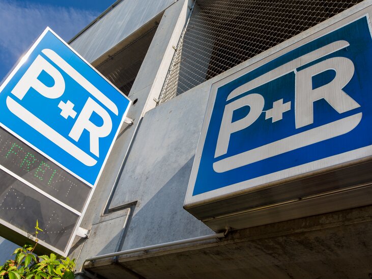 Park & Ride Zeichen mit P+R auf einem Parkplatz. | © Graz Tourismus - Harry Schiffer
