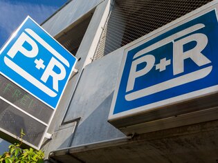 Park & Ride Zeichen mit P+R auf einem Parkplatz. | © Graz Tourismus - Harry Schiffer