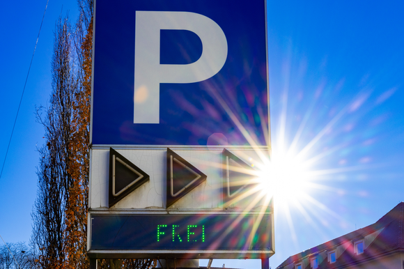 Anzeige für freien Parkplatz mit Lichtstrahlen von der Sonne. | © Graz Tourismus - Harry Schiffer