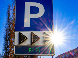 Ein Parkplatzschild mit der Anzeige 'FREI' und Sonnenlicht. | © Graz Tourismus - Harry Schiffer