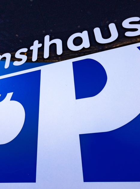 Hinweis auf Parkplatz am Kunsthaus mit Symbol und Schriftzug. | © Graz Tourismus - Harry Schiffer