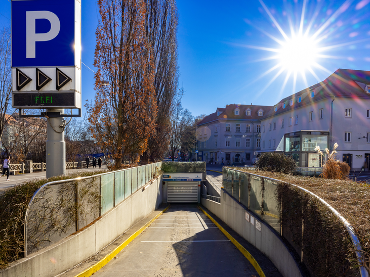 Un parcheggio a Graz con vista sulla città in una giornata di sole. | © Graz Tourismus - Harry Schiffer