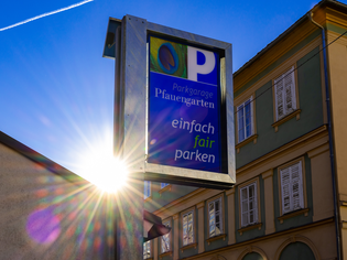 Schild der Parkgarage Pfauengarten mit dem Text 'einfach fair parken' | © Graz Tourismus - Harry Schiffer