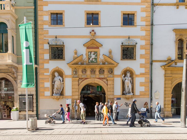 The tourist information office in Graz with pedestrians in front of the historic building. | © Graz Tourismus - Harry Schiffer