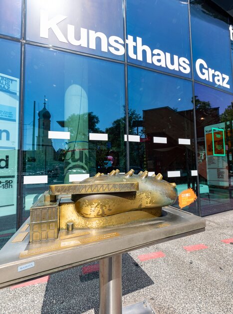 Tastmodell des Grazer Kunsthauses - vor dem Kunsthaus in Graz | © Graz Tourismus - Harry Schiffer