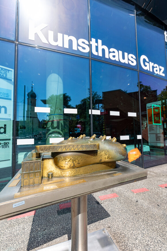 Touch model of the Graz Kunsthaus - in front of the Kunsthaus in Graz | © Graz Tourismus - Harry Schiffer Touch model of the Graz Kunsthaus - in front of the Kunsthaus in Graz | © Graz Tourismus - Harry Schiffer