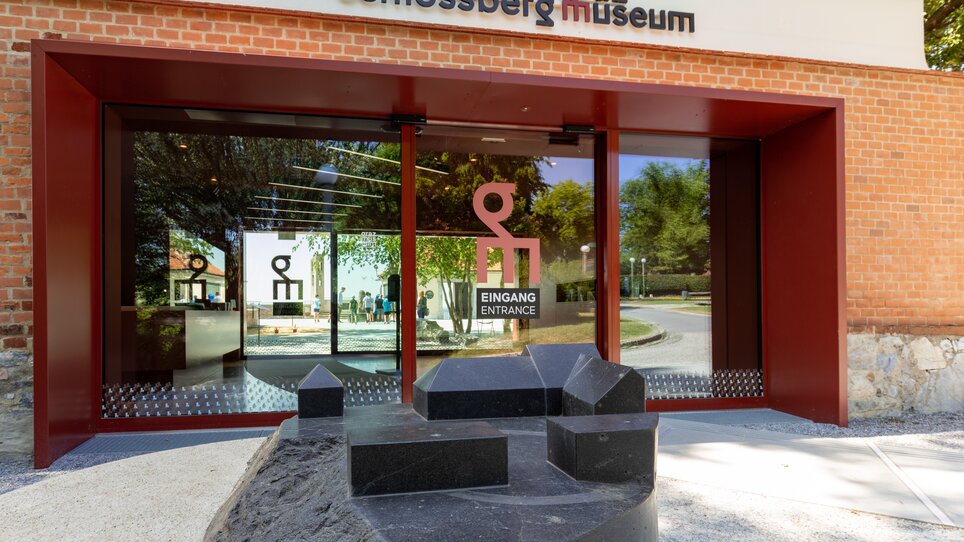 Touch model Graz Museum Schlossberg in front of the Graz Museum Schlossberg | © Graz Tourismus - Harry Schiffer Touch model Graz Museum Schlossberg in front of the Graz Museum Schlossberg | © Graz Tourismus - Harry Schiffer