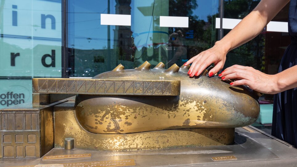 Touch model of the Graz Kunsthaus - in front of the Kunsthaus in Graz | © Graz Tourismus - Harry Schiffer Touch model of the Graz Kunsthaus - in front of the Kunsthaus in Graz | © Graz Tourismus - Harry Schiffer
