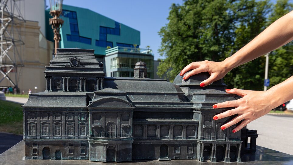 Touch model of the Graz Opera in front of the Graz Opera House | © Graz Tourismus_Harry Schiffer Touch model of the Graz Opera in front of the Graz Opera House | © Graz Tourismus_Harry Schiffer