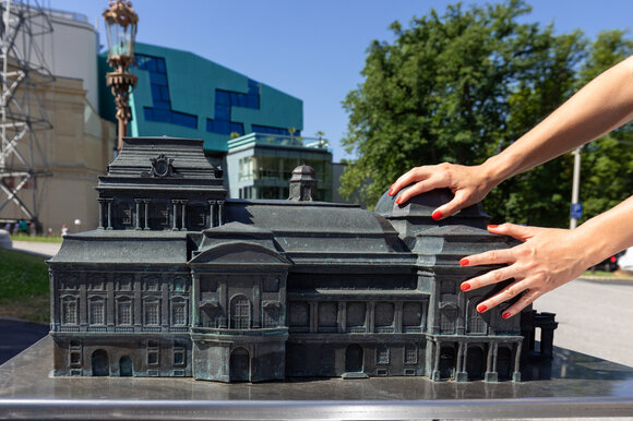 Touch model of the Graz Opera in front of the Graz Opera House | © Graz Tourismus_Harry Schiffer Touch model of the Graz Opera in front of the Graz Opera House | © Graz Tourismus_Harry Schiffer