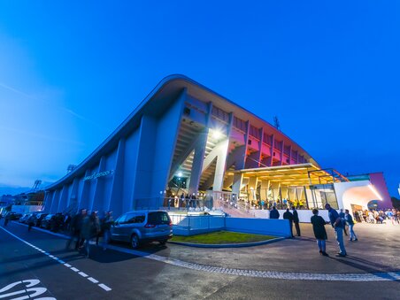 The Merkur Ice Stadium in Graz illuminated at twilight. | © MCG - Krug