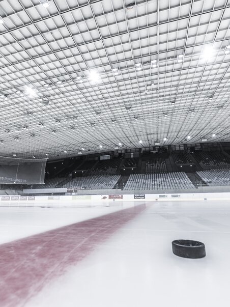 Empty ice rink with puck in Merkur Ice Stadium Graz. | © MCG - Krug