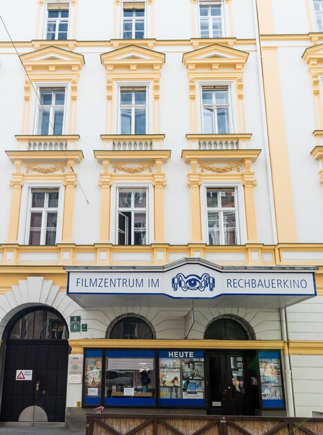 Das Filmzentrum im Rechbauerkino mit gelber Fassade in Graz. | © Graz Tourismus - Harry Schiffer