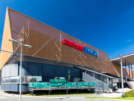 Das moderne Cineplex IMAX Gebäude mit sonnigem Himmel. | © Graz Tourismus - Harry Schiffer