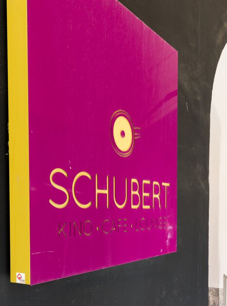 Eingangsbereich mit Logo des Schubert Kinos in Graz. | © Graz Tourismus - Harry Schiffer