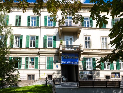 Das Geidorf Kino in Graz mit dekorativen Fenstern und Eingang. | © Graz Tourismus - Harry Schiffer