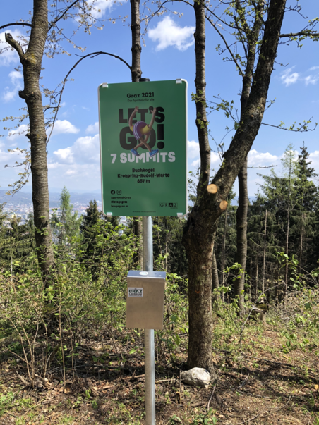 Landscape image with a sign for 7 summits in Graz, Austria. | © Graz Tourismus Information