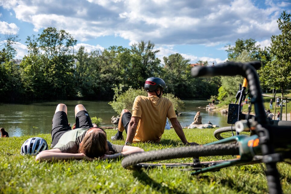 Augartenbucht in Graz I Entspannen am Wasser | © Region Graz - Erwin Haiden Zwei Personen liegen entspannt am Ufer eines Gewässers. | © Region Graz - Erwin Haiden