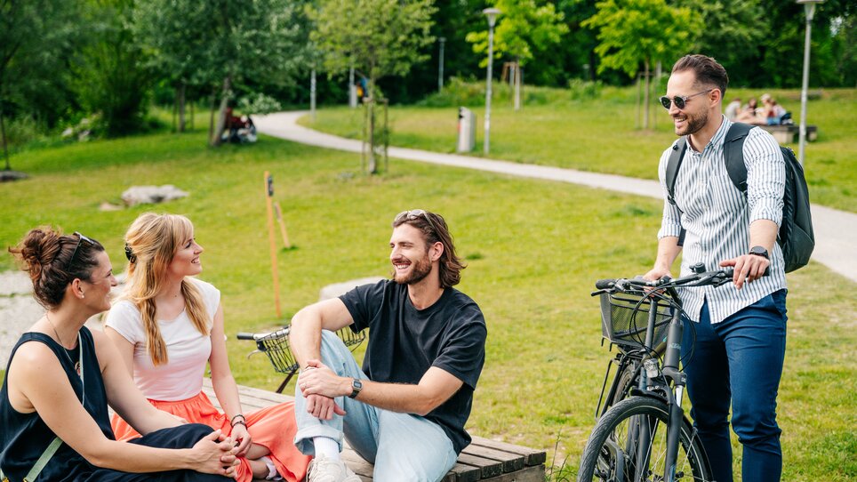 Gruppe junger Leute im Augarten, entspannt und unterhält sich. | © Graz Tourismus - Mias Photoart