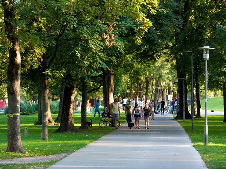 Menschen spazieren gemütlich durch den Grazer Augarten. | © Graz Tourismus - Harry Schiffer