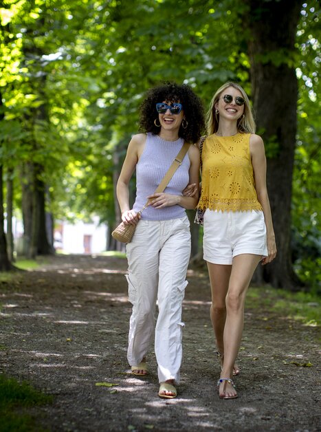 Due donne passeggiano nel Parco della città di Graz. | © Graz Tourismus - Tom Lamm