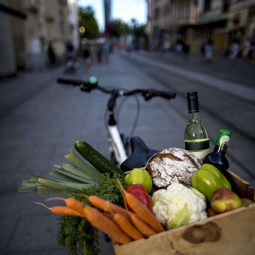 Bicycle with Fresh Groceries in Graz | © Graz Tourismus - Tom Lamm A bicycle with a basket full of fresh groceries in the city of Graz. | © Graz Tourismus - Tom Lamm