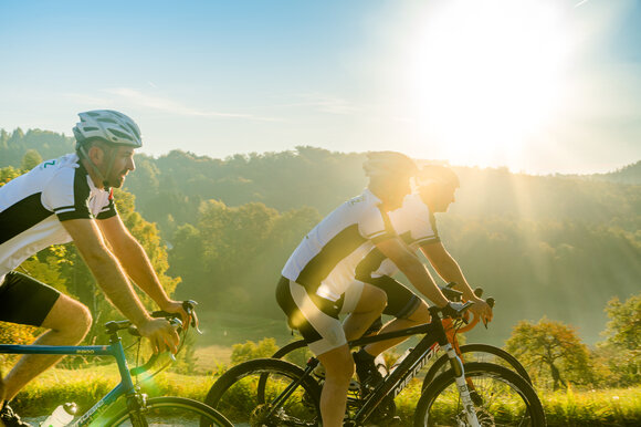 Drei Radfahrer genießen die Ausfahrt durch die Natur in der Region Graz im Herbst. | © Region Graz - Mias Photoart