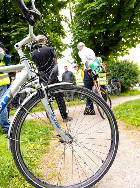 Blick auf ein Fahrrad und eine Gruppe von Radfahrern in der Natur. | © Graz Tourismus - Harry Schiffer