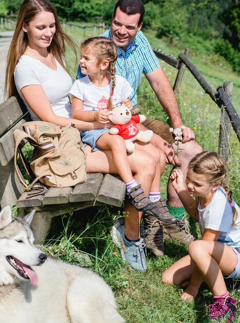 Eine Familie mit zwei Mädchen und einem Hund beim Ausruhen | © TV Region Graz - Mias Photoart
