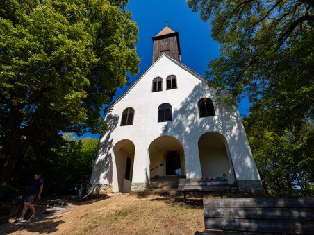 Wunderschöne Kirche in der Natur, umgeben von Bäumen. | © Graz Tourismus - Harry Schiffer