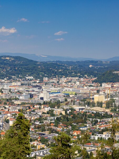 Blick auf Graz mit dem Grazer Uhrturm und der Mur. | © Graz Tourismus - Harry Schiffer